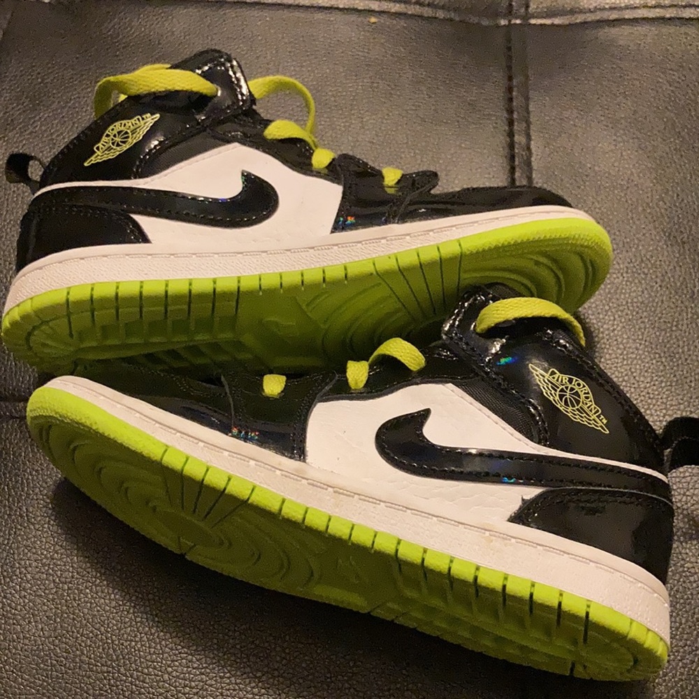 AIR JORDAN 1 MID SE GS 'BLACK CYBER'